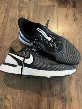 Nike women’s 10.5 Black and White Athletic Running Shoes
